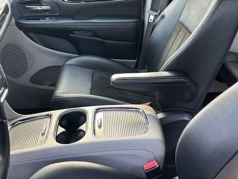 Used 2019 Dodge Grand Caravan SXT image 24