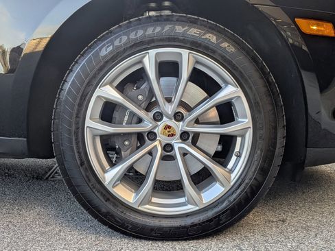 Certified 2025 Porsche Macan AWD/4WD image 30