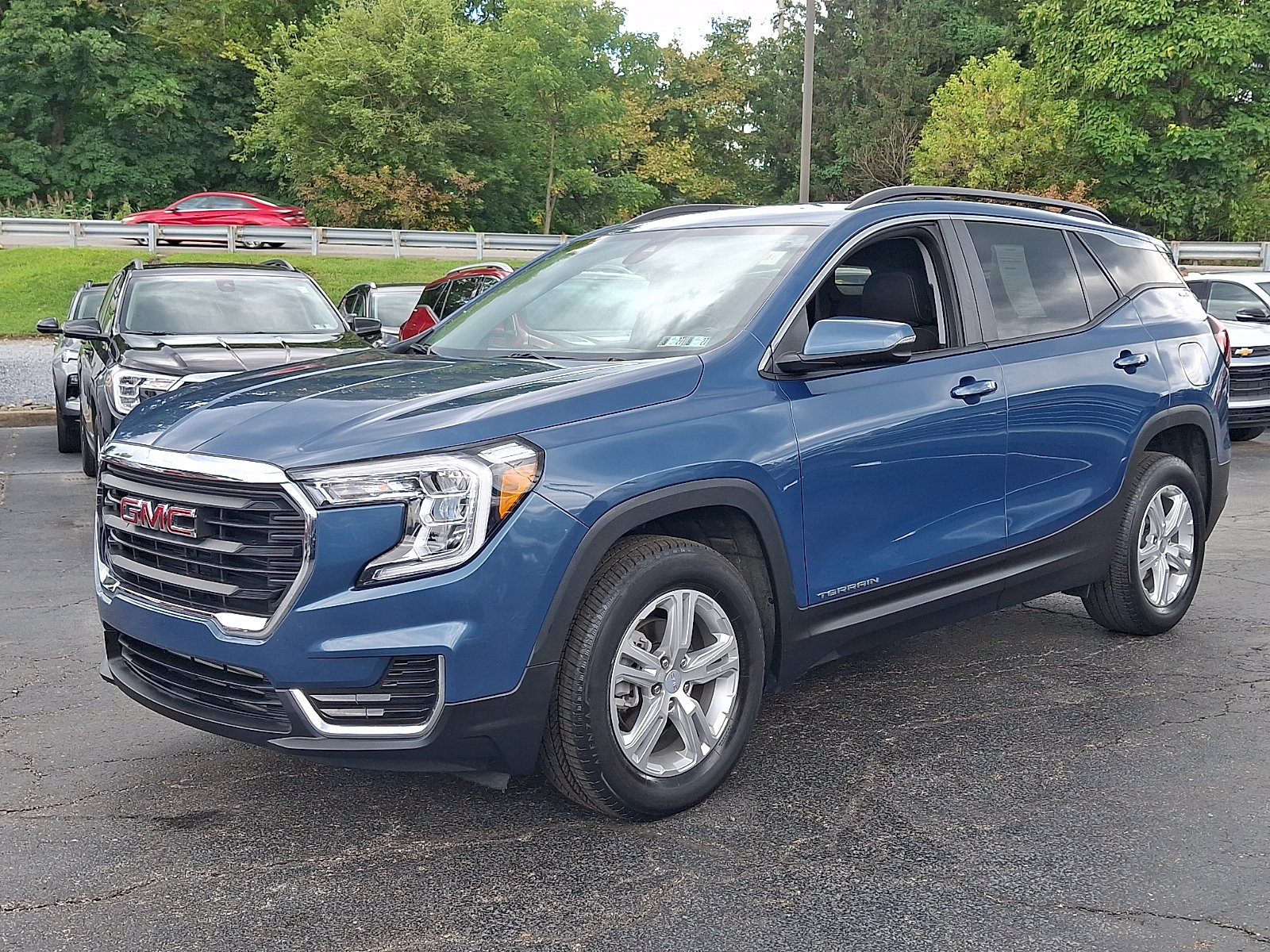 Used 2024 GMC Terrain SLE w/ Driver Convenience Package AWD/4WD image 3
