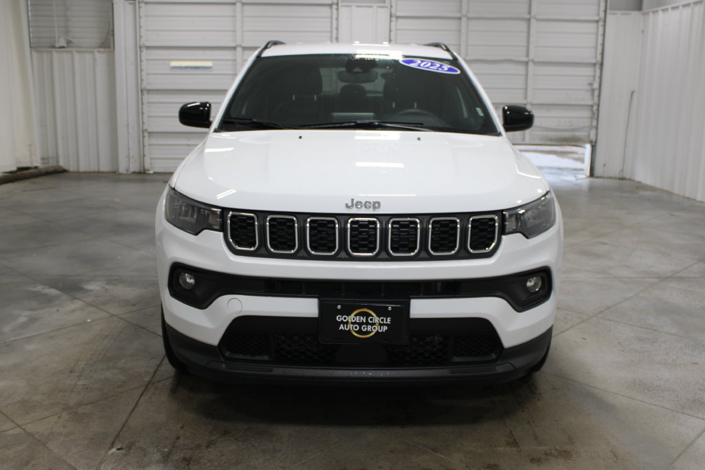Used 2025 Jeep Compass Latitude AWD/4WD image 3