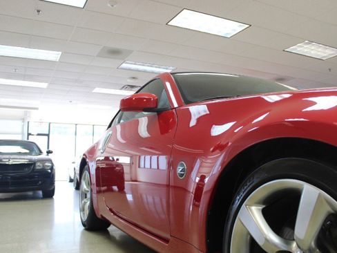 Used 2006 Nissan 350Z Base w/ (N93) Cargo Convenience Pkg image 21