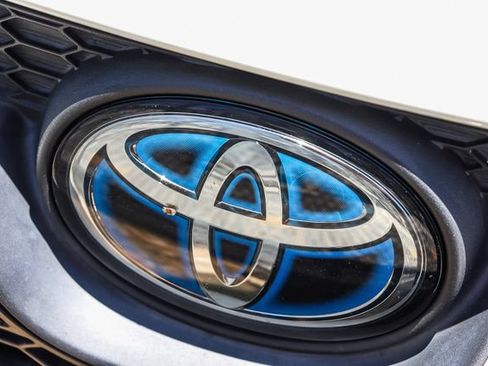 Used 2021 Toyota Corolla LE FWD image 5