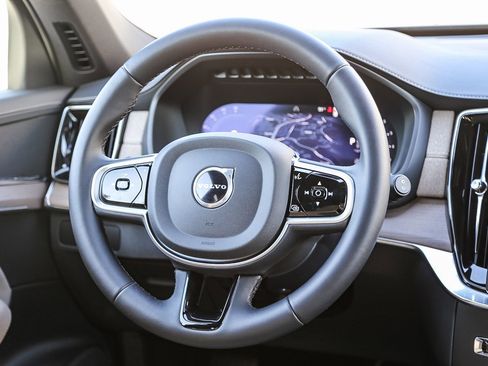 Certified 2025 Volvo XC90 B5 Core w/ Climate Package image 17