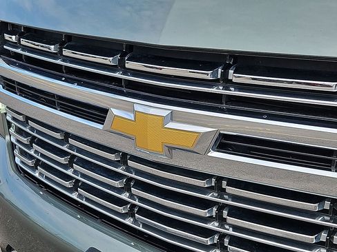 Used 2024 Chevrolet Suburban Premier RWD image 36
