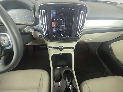 Used 2022 Volvo XC40 T5 Momentum image 11