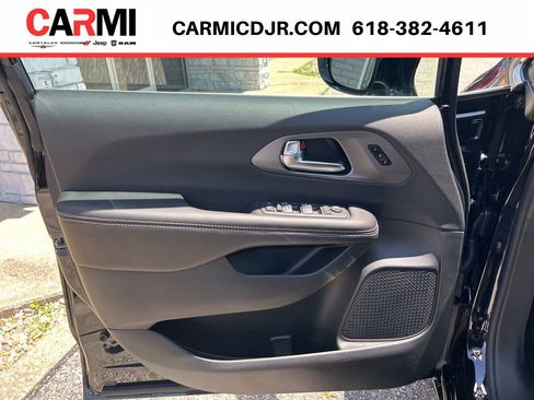 New 2027 Chrysler Pacifica Select FWD image 10