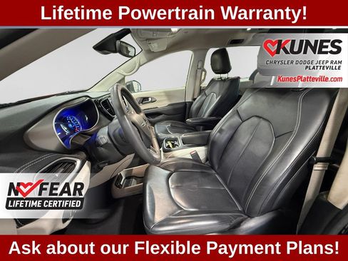 Used 2023 Chrysler Pacifica Touring-L FWD image 21