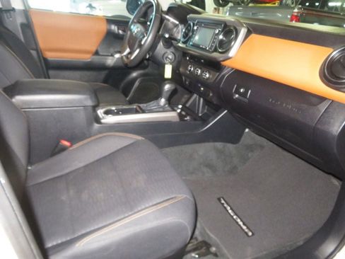 Used 2016 Toyota Tacoma SR5 w/ SR5 Appearance Package (SN) image 35