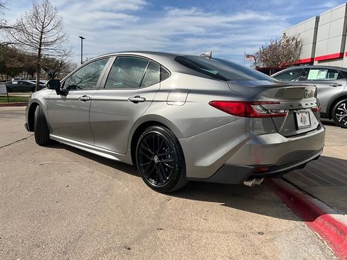Used 2025 Toyota Camry SE image 8
