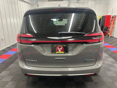Used 2021 Chrysler Pacifica Touring-L FWD image 4