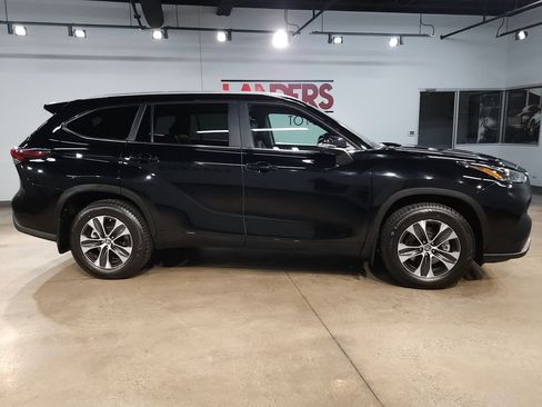 Used 2025 Toyota Highlander XLE AWD/4WD image 8