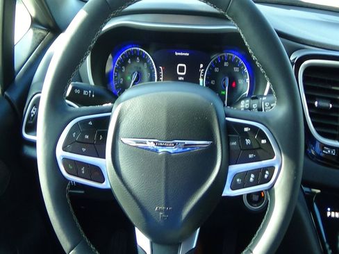 Certified 2025 Chrysler Pacifica Select FWD image 22