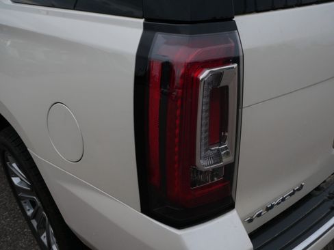 Used 2015 GMC Yukon Denali w/ Premium Package AWD/4WD image 17