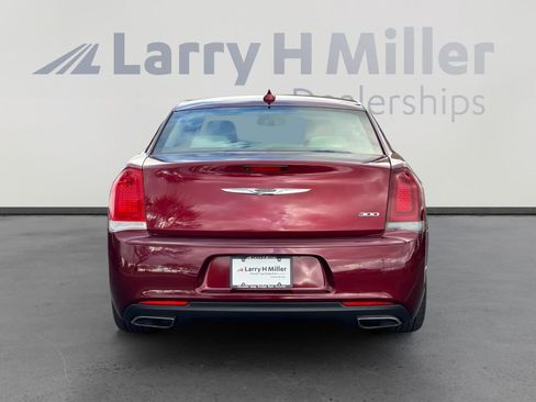 Used 2019 Chrysler 300 Touring w/ Sport Appearance Package image 4