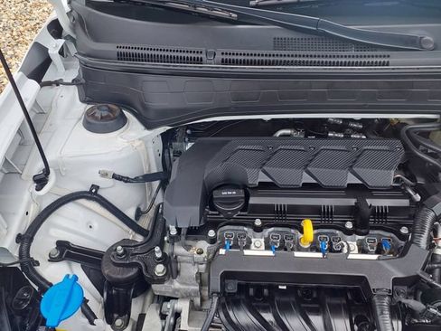 Certified 2025 Hyundai Venue SEL FWD image 15