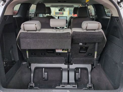Certified 2025 Toyota Sienna XLE FWD image 28