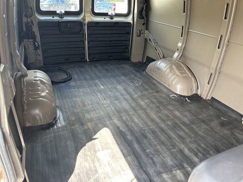 Used 2010 GMC Savana 3500 Extended w/ Chrome Appearance Package image 26