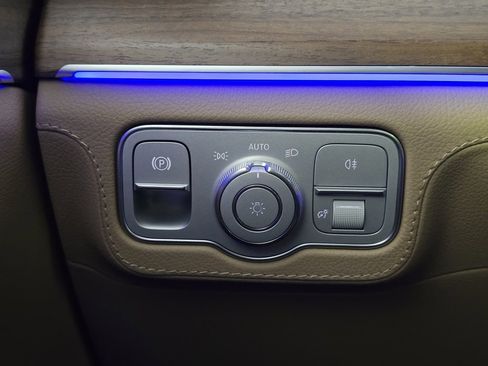 New 2026 Mercedes-Benz GLS 580 4MATIC image 32