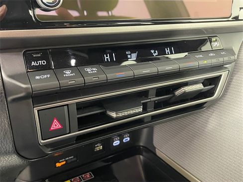 Used 2025 Toyota Camry SE image 9