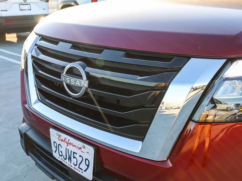 Used 2023 Nissan Pathfinder SV image 6