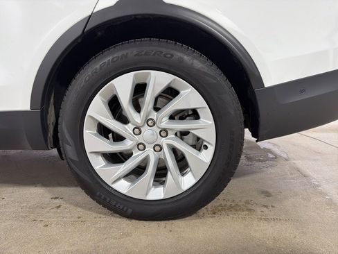 Used 2025 Land Rover Discovery S image 29