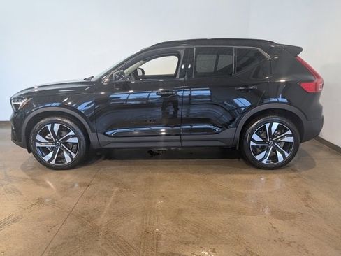 Used 2024 Volvo XC40 B5 Plus image 3