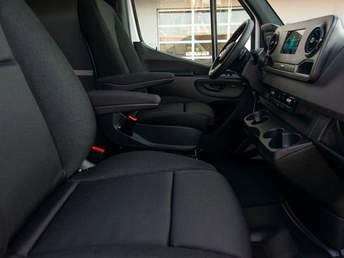 Used 2024 Mercedes-Benz Sprinter 2500 image 31