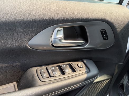 Used 2025 Chrysler Pacifica Select FWD image 16