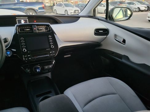 Used 2022 Toyota Prius LE image 22