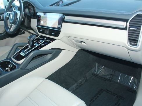 Certified 2023 Porsche Cayenne Platinum Edition image 28