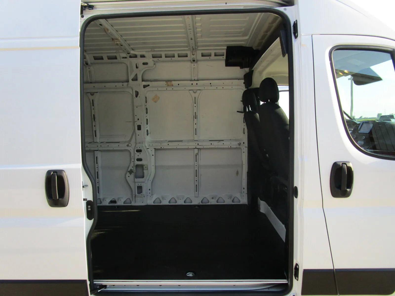 Used 2023 RAM ProMaster 2500 FWD image 12