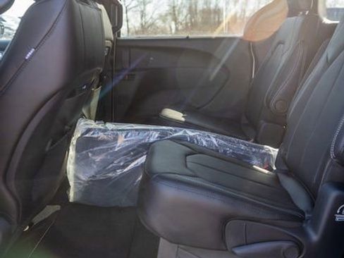 New 2026 Chrysler Pacifica Select image 11