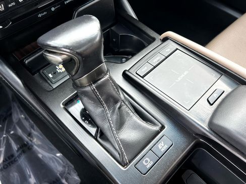 Used 2019 Lexus ES 300h w/ Luxury Package image 17