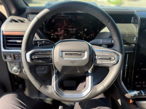 Used 2025 GMC Yukon XL Denali image 6