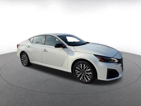 Used 2025 Nissan Altima 2.5 SV FWD image 2