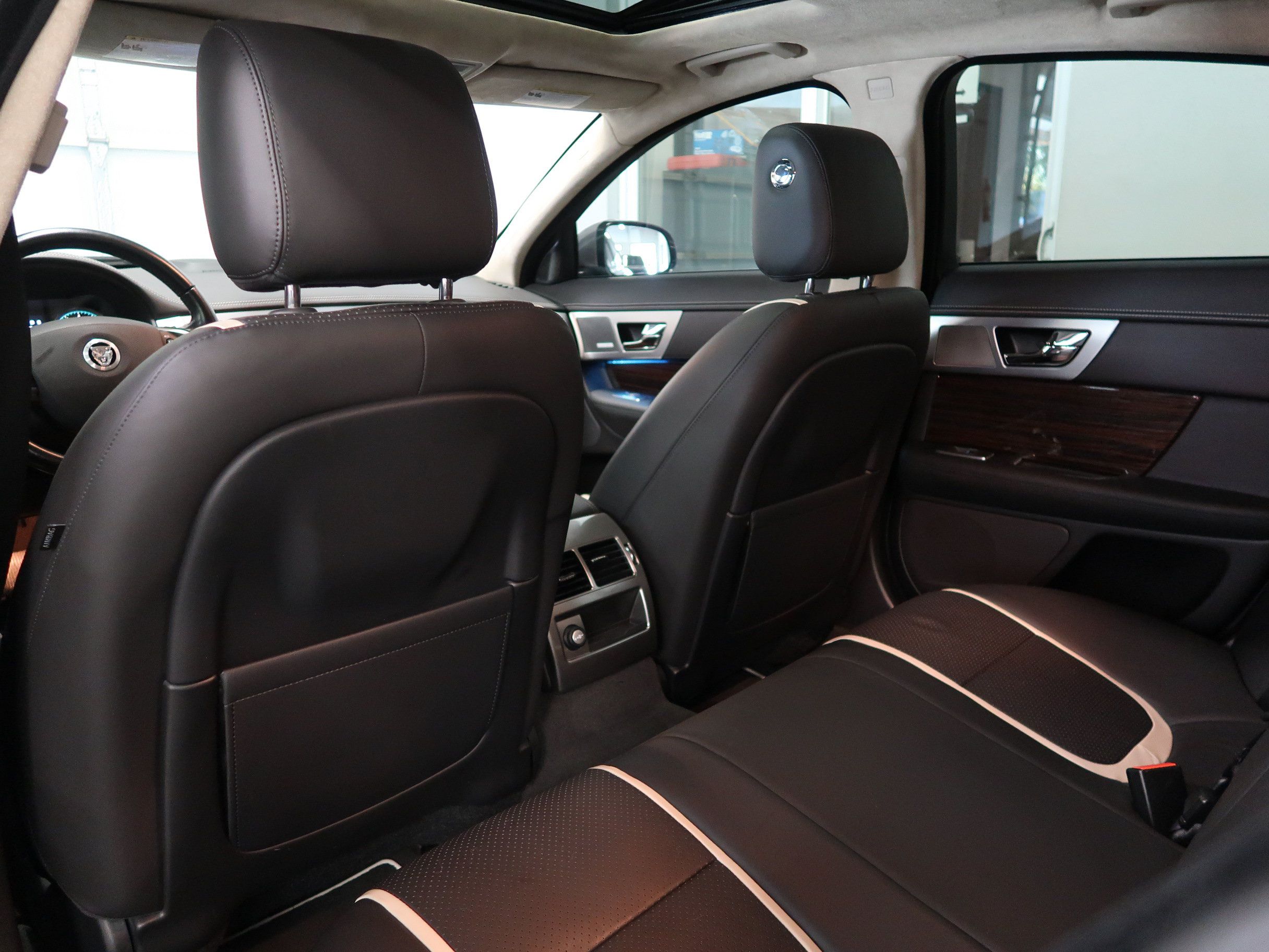 Used 2012 Jaguar XF Portfolio RWD image 35