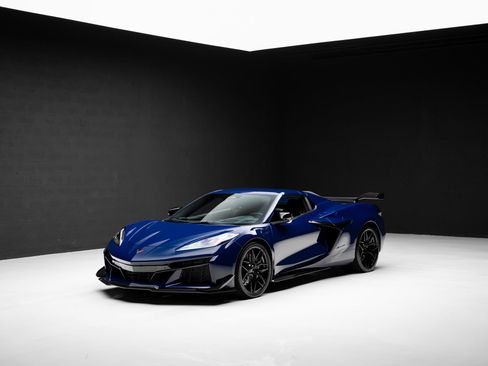 Used 2025 Chevrolet Corvette Z06 w/ Stealth Interior Trim Package RWD image 4