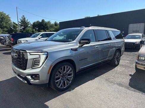 Used 2025 GMC Yukon XL Denali Ultimate w/ LPO, Illumination Package AWD/4WD image 2