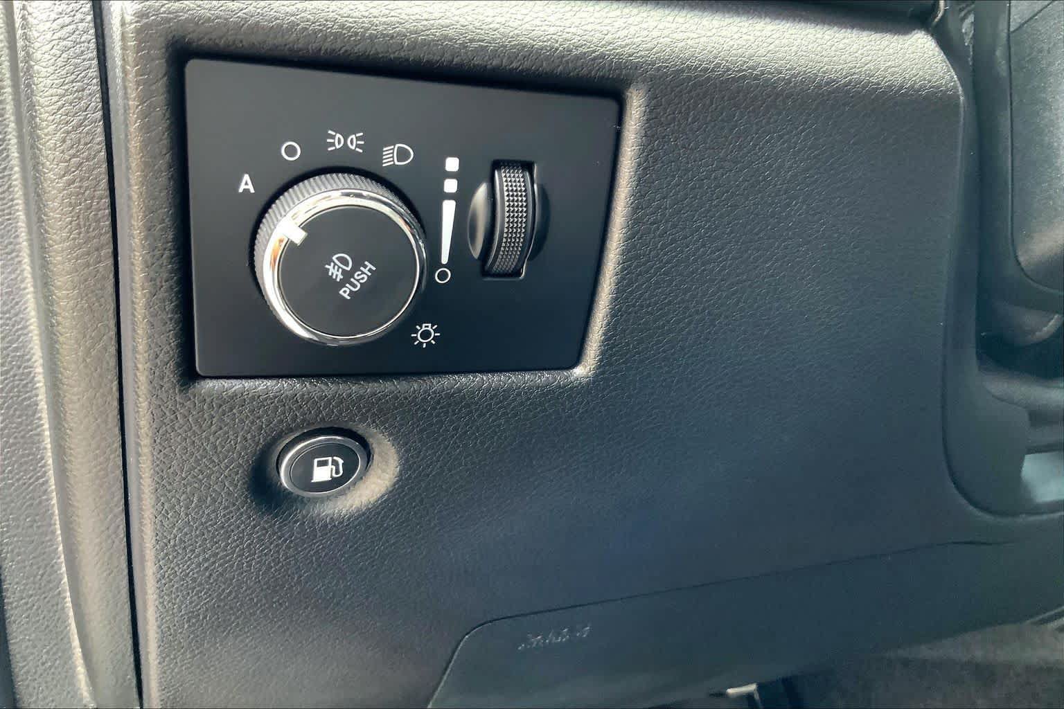 Used 2018 Jeep Grand Cherokee Altitude RWD image 33