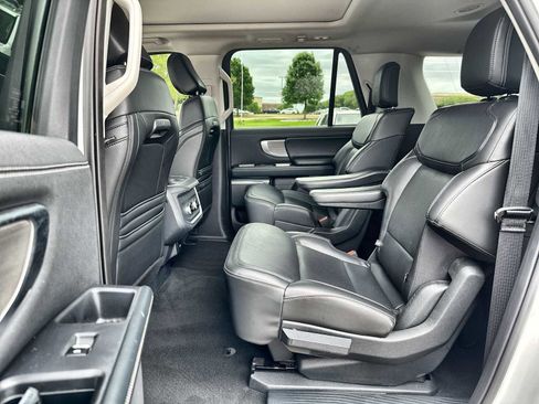 Used 2025 Ford Expedition Max Platinum AWD/4WD image 4