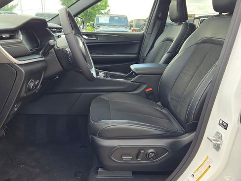 New 2025 Jeep Grand Cherokee Altitude image 24