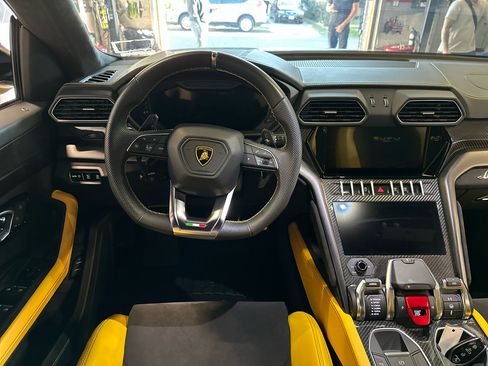 Used 2022 Lamborghini Urus Base image 13