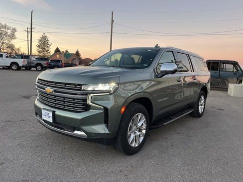 Used 2023 Chevrolet Suburban Premier image 3
