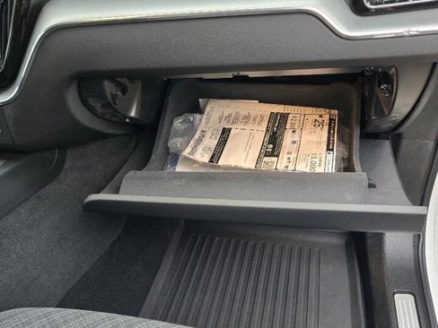 Used 2023 Volvo XC60 B5 Core image 40