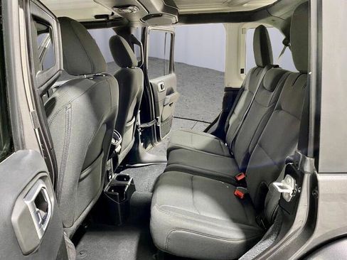 Used 2018 Jeep Wrangler Unlimited Sahara image 21