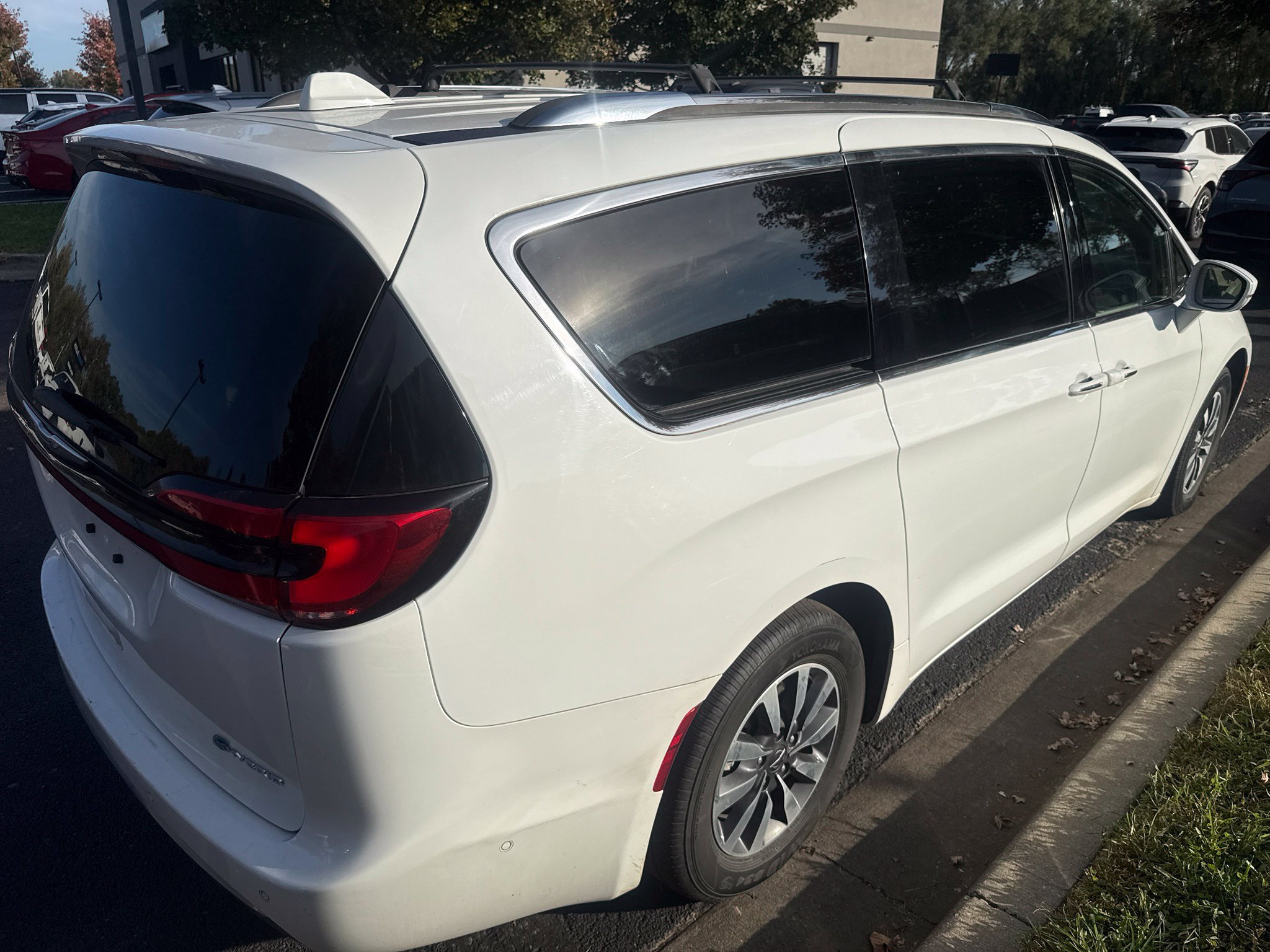 Used 2021 Chrysler Pacifica Touring-L FWD image 5
