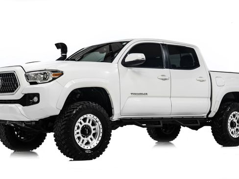 Used 2019 Toyota Tacoma TRD Sport image 3