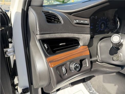 Used 2018 Cadillac Escalade ESV Luxury RWD image 40