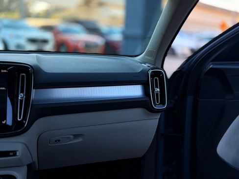 Used 2020 Volvo XC40 T5 Momentum w/ Protection Package Premier image 15