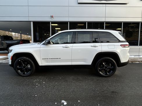 Certified 2023 Jeep Grand Cherokee Limited w/ Black Appearance Package image 5